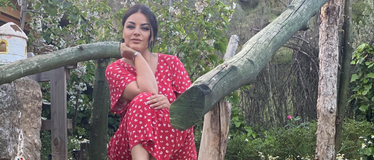 Zara vücudunu saran elbiseyi giydi! Ünlü şarkıcı sahnede kol askılarını indirdi! Dekolte böyle olur! - Sayfa 5