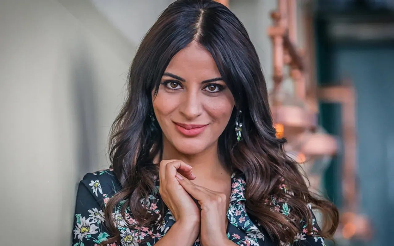 Zara vücudunu saran elbiseyi giydi! Ünlü şarkıcı sahnede kol askılarını indirdi! Dekolte böyle olur! - Sayfa 7