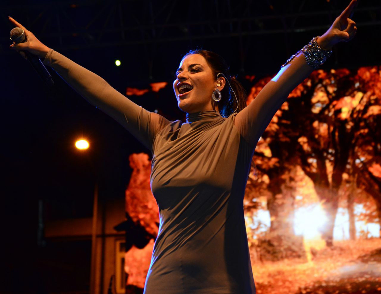 Zara vücudunu saran elbiseyi giydi! Ünlü şarkıcı sahnede kol askılarını indirdi! Dekolte böyle olur! - Sayfa 8