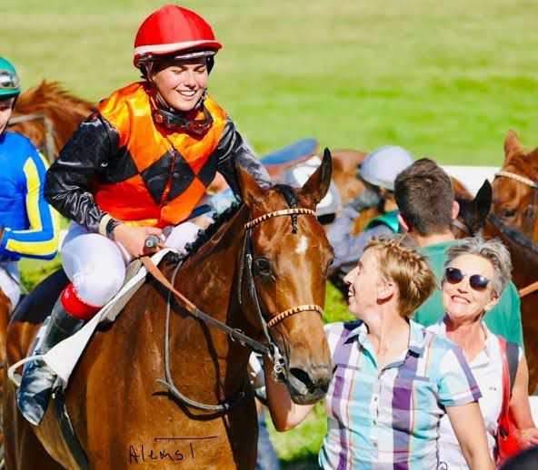 Veliefendi Hipodromu’nda Fransız ve Macar kadın jokeylerin zor anları... - Sayfa 6