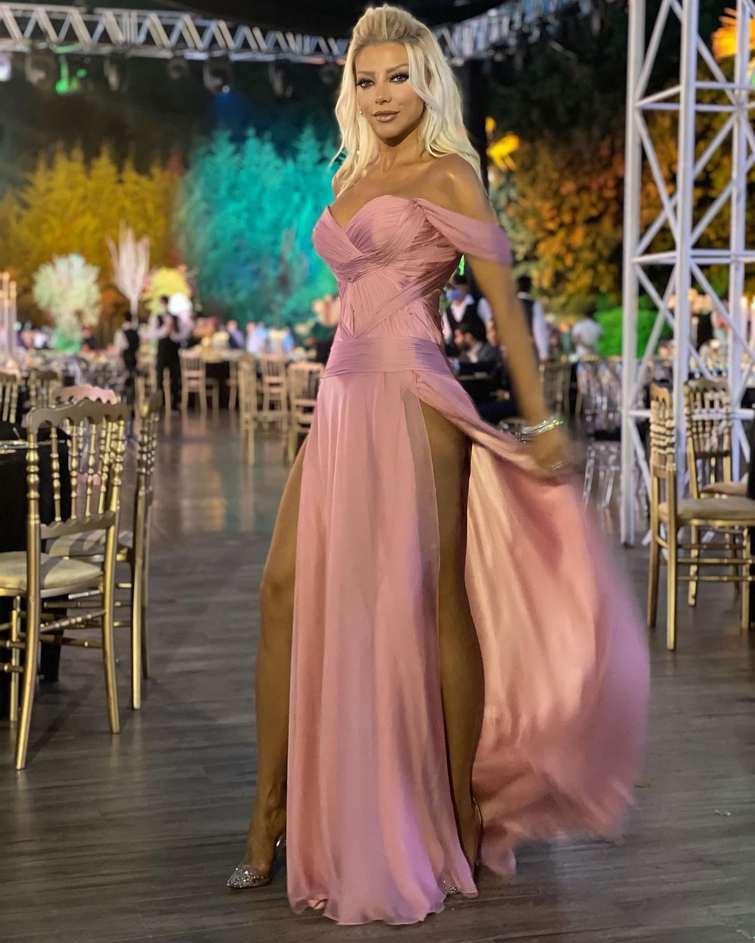 Ünlü modacı Gülşah Saraçoğlu derin yırtmaçlı cesur elbisesiyle büyüledi - Sayfa 7