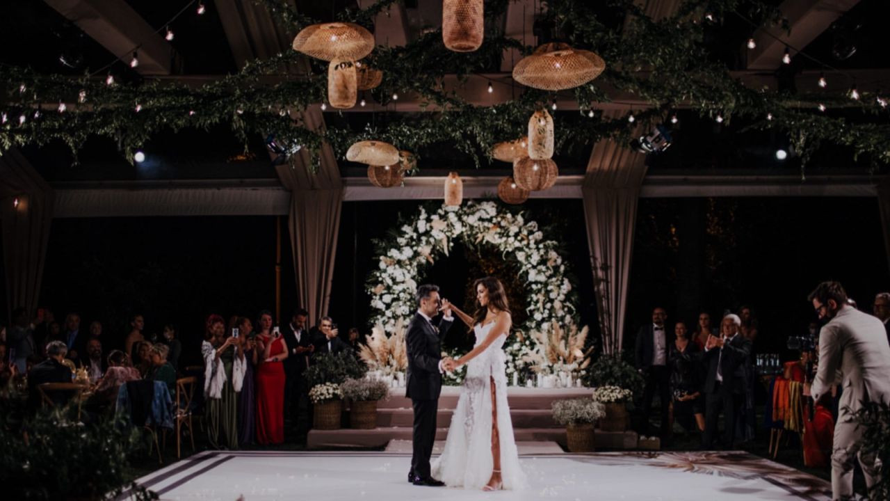 Ünlü şef Arda Türkmen ile sosyal medya fenomeni Melodi Elbirliler muhteşem bir düğünle hayatını birleştirdi - Sayfa 14