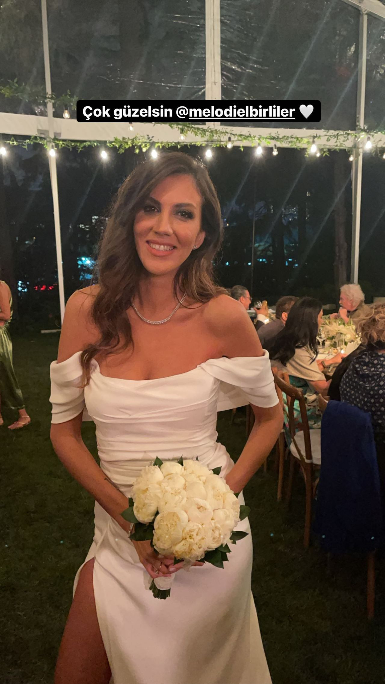Ünlü şef Arda Türkmen ile sosyal medya fenomeni Melodi Elbirliler muhteşem bir düğünle hayatını birleştirdi - Sayfa 20