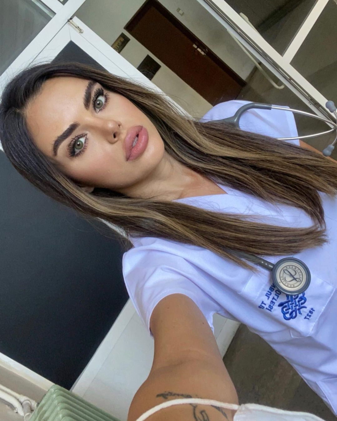 27 yaşındaki fenomen doktor Berika Demir estetiksiz haliyle görenleri hayrete düşürdü! - Sayfa 12