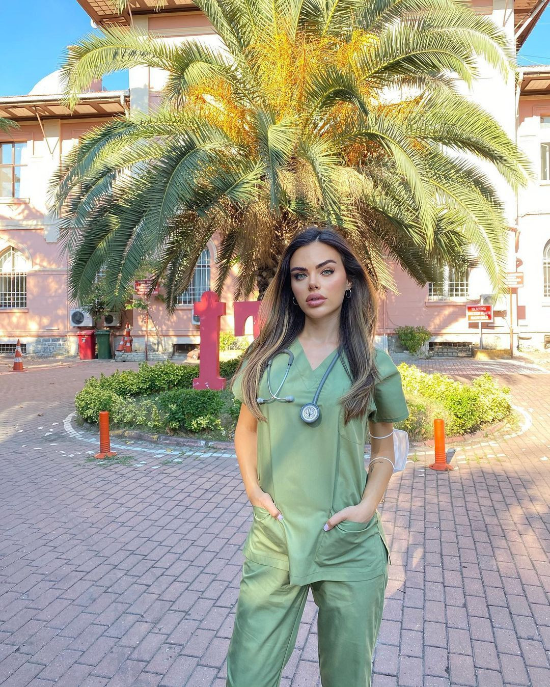 27 yaşındaki fenomen doktor Berika Demir estetiksiz haliyle görenleri hayrete düşürdü! - Sayfa 26