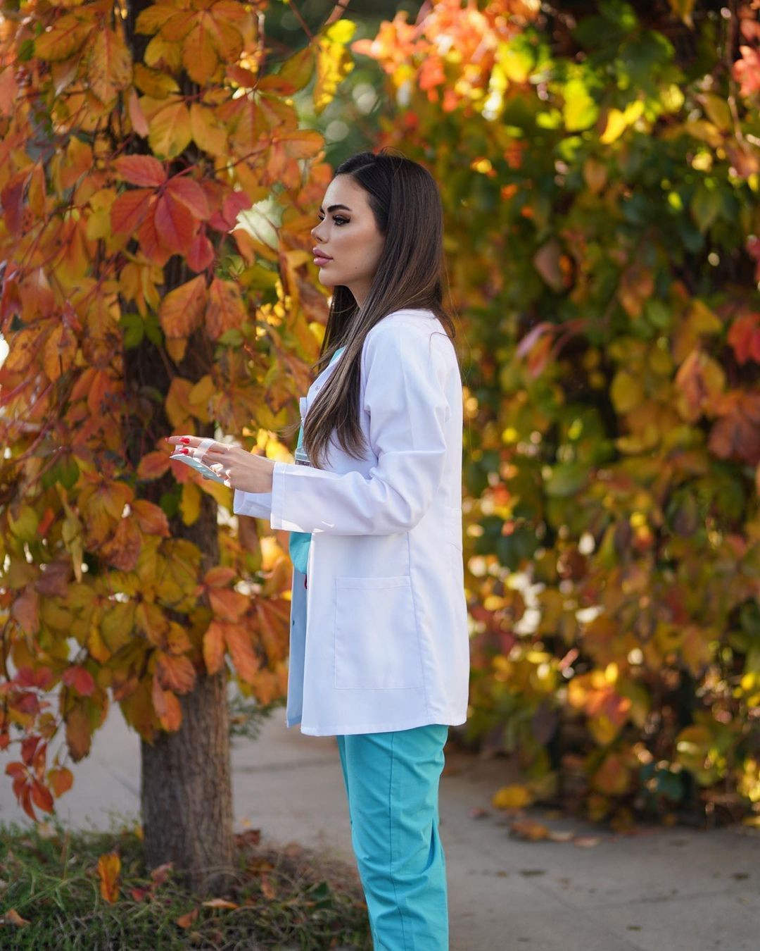 27 yaşındaki fenomen doktor Berika Demir estetiksiz haliyle görenleri hayrete düşürdü! - Sayfa 31