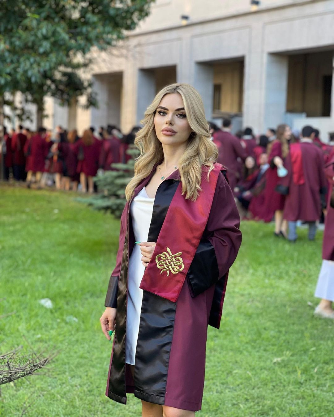 27 yaşındaki fenomen doktor Berika Demir estetiksiz haliyle görenleri hayrete düşürdü! - Sayfa 35