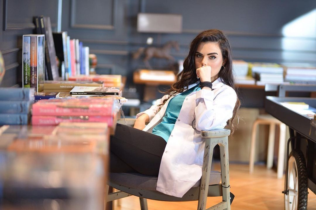 27 yaşındaki fenomen doktor Berika Demir estetiksiz haliyle görenleri hayrete düşürdü! - Sayfa 10