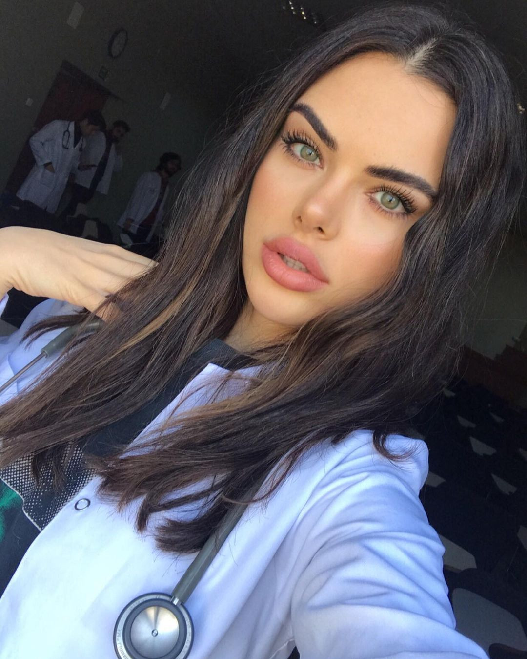 27 yaşındaki fenomen doktor Berika Demir estetiksiz haliyle görenleri hayrete düşürdü! - Sayfa 21