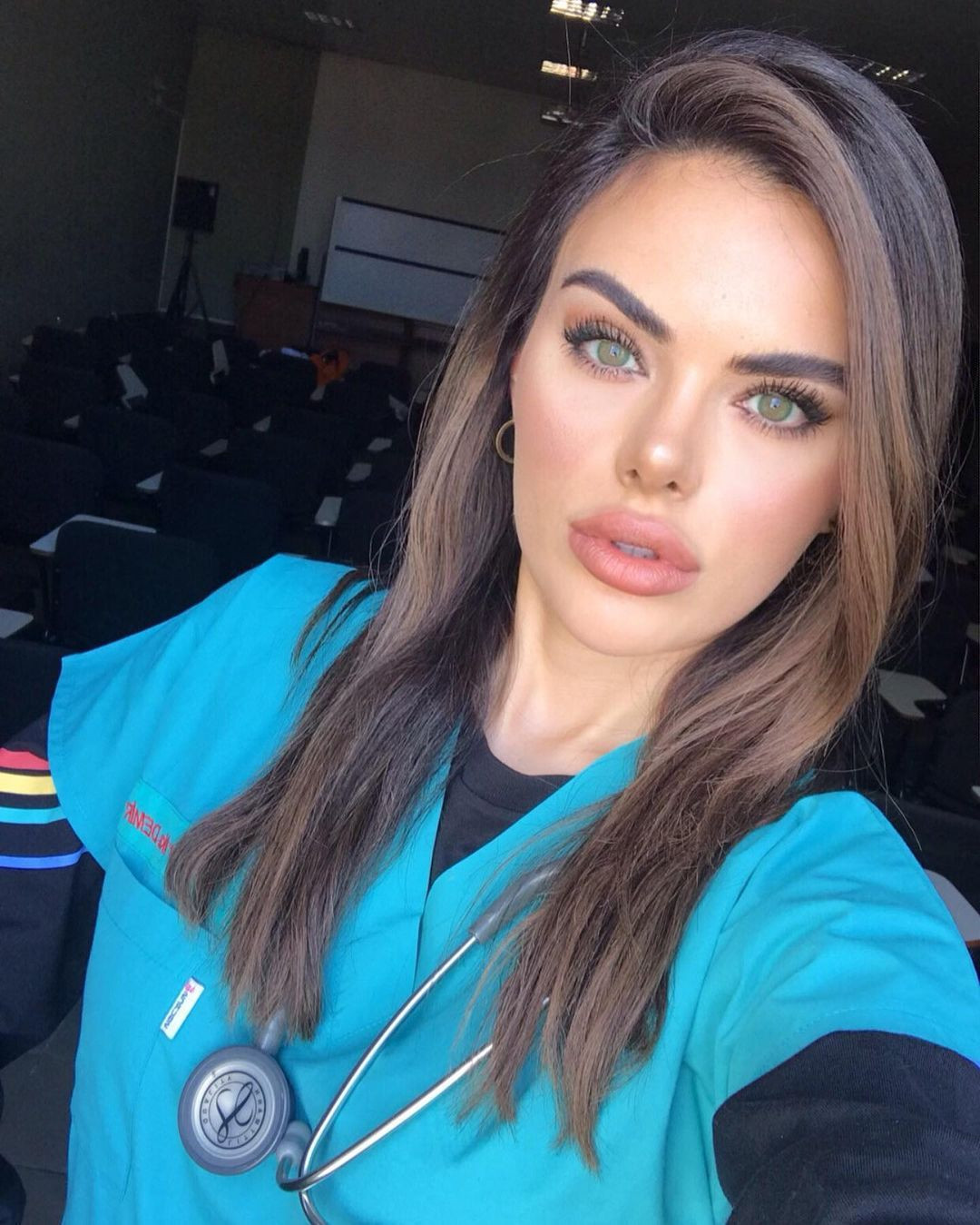 27 yaşındaki fenomen doktor Berika Demir estetiksiz haliyle görenleri hayrete düşürdü! - Sayfa 22