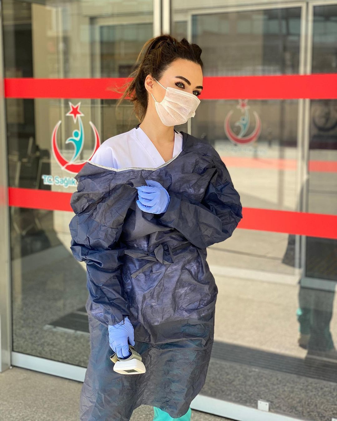 27 yaşındaki fenomen doktor Berika Demir estetiksiz haliyle görenleri hayrete düşürdü! - Sayfa 23