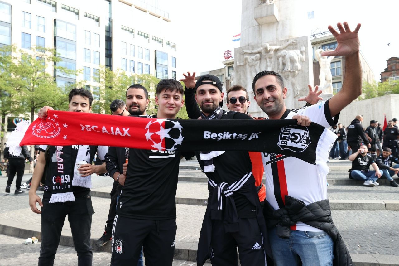 Beşiktaş taraftarı Ajax deplasmanında... - Sayfa 7