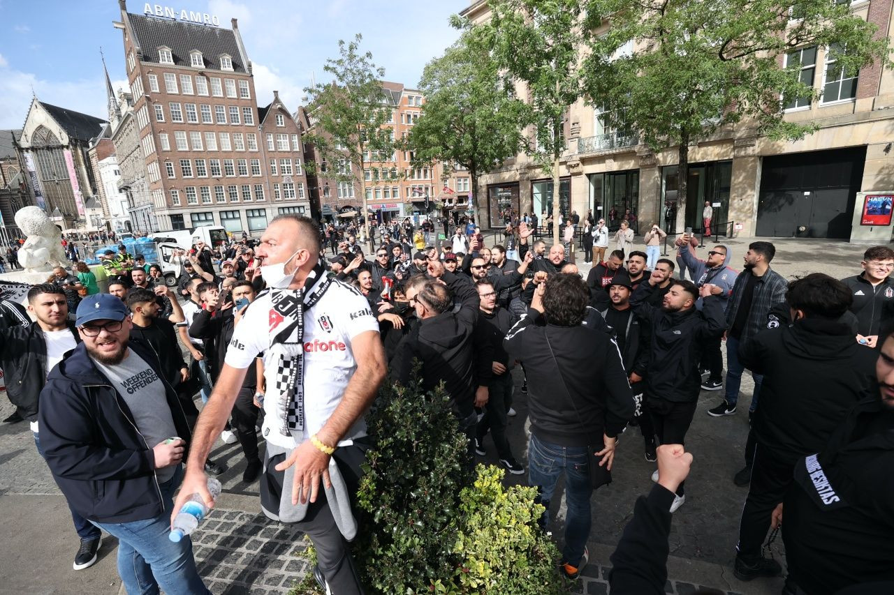 Beşiktaş taraftarı Ajax deplasmanında... - Sayfa 10