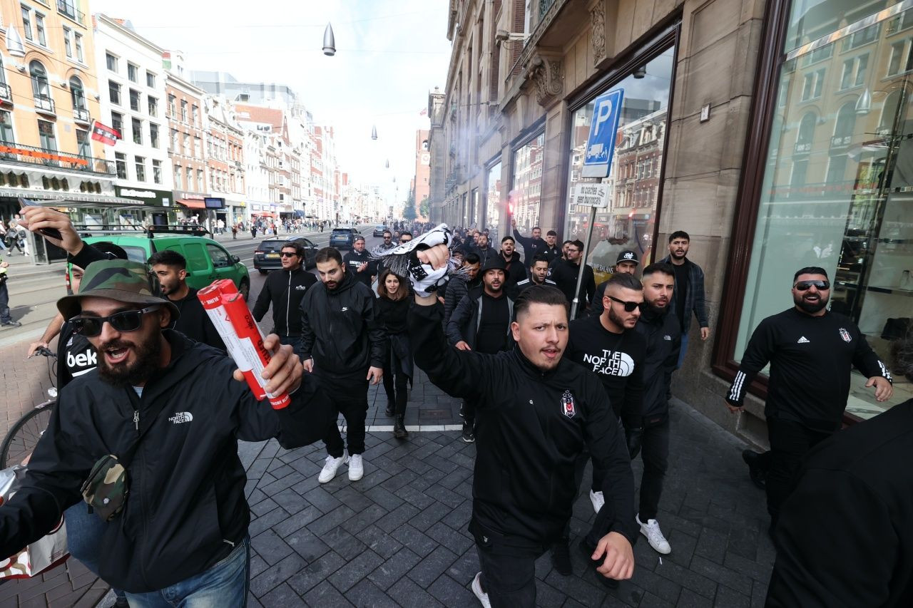 Beşiktaş taraftarı Ajax deplasmanında... - Sayfa 11