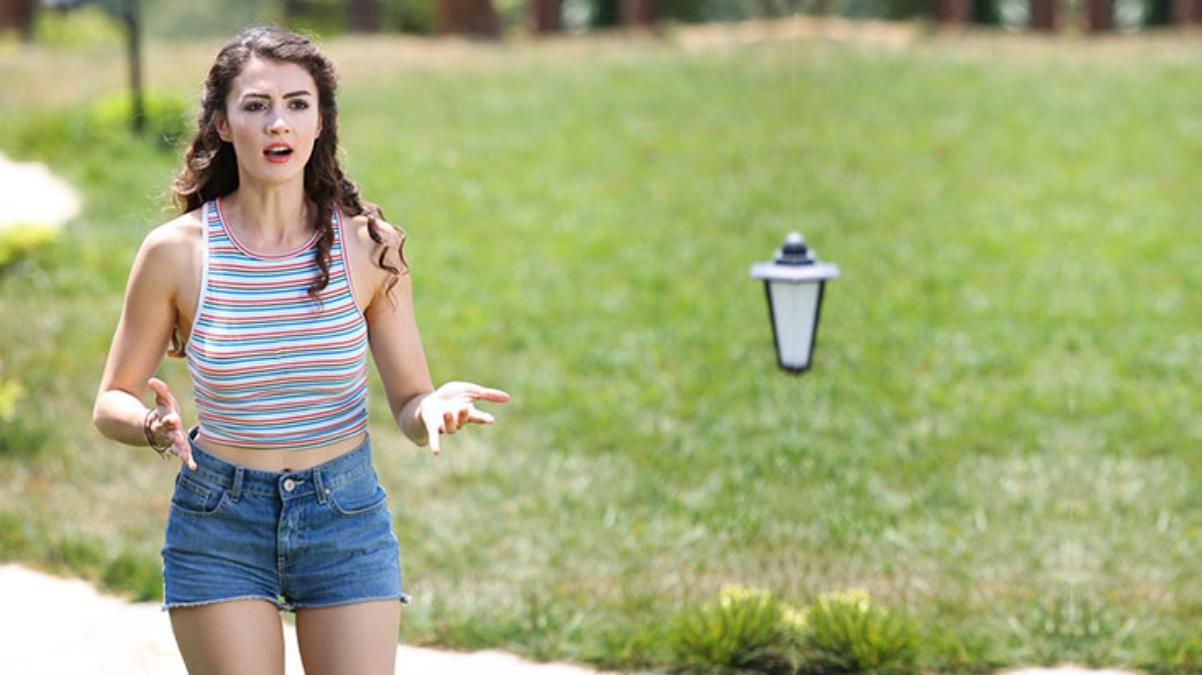 Burcu Özberk karavanda göğüs dekoltesini fazla kaçırdı! Fark edince iş işten geçti! - Sayfa 9