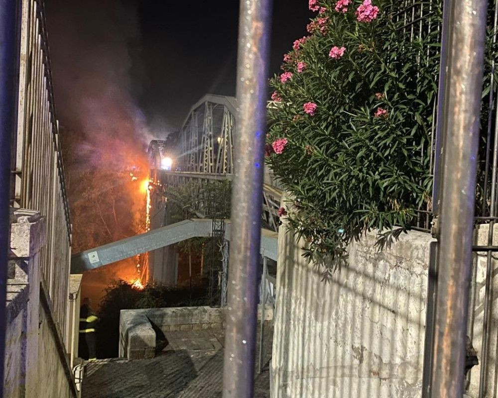 Roma'da tarihi Demir Köprü'de korkutan yangın - Sayfa 5