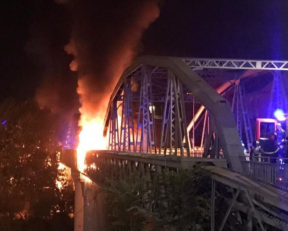 Roma'da tarihi Demir Köprü'de korkutan yangın - Sayfa 7