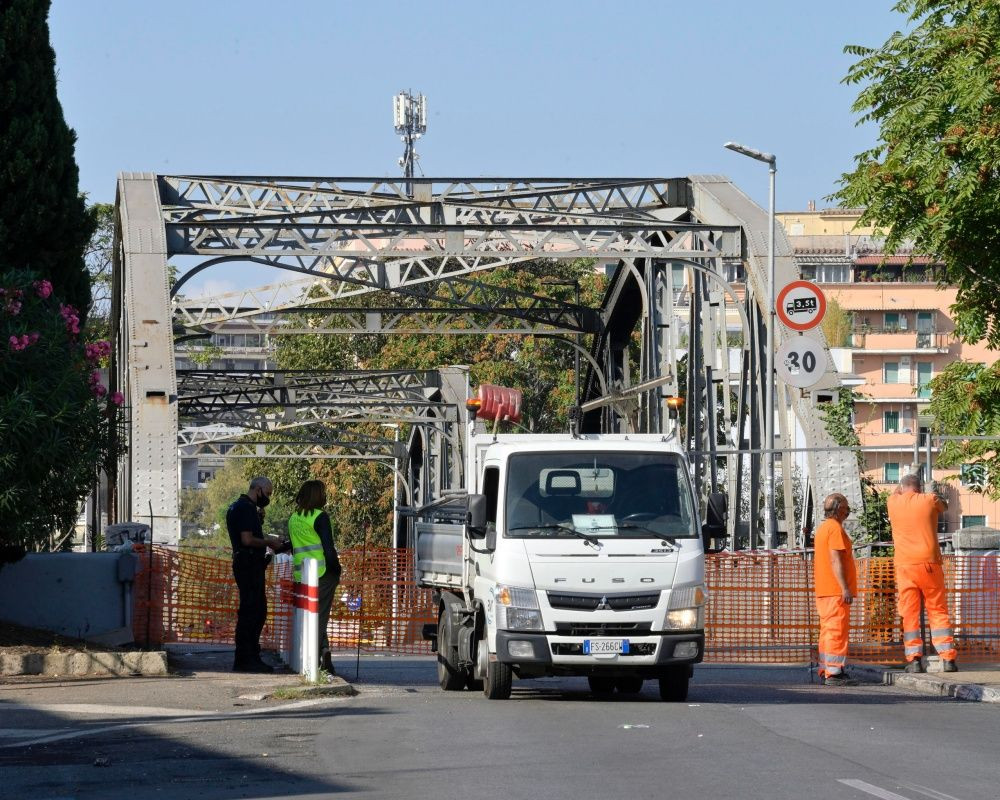 Roma'da tarihi Demir Köprü'de korkutan yangın - Sayfa 10
