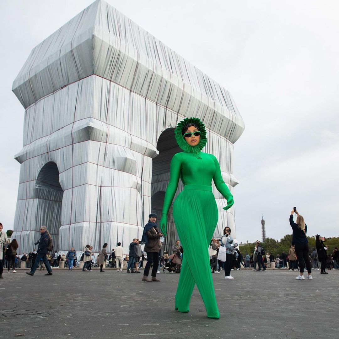 Doğum kilolarından kurtulan dünyaca ünlü şarkıcı Cardi B'nin kıyafet seçimi şaşırttı - Sayfa 5