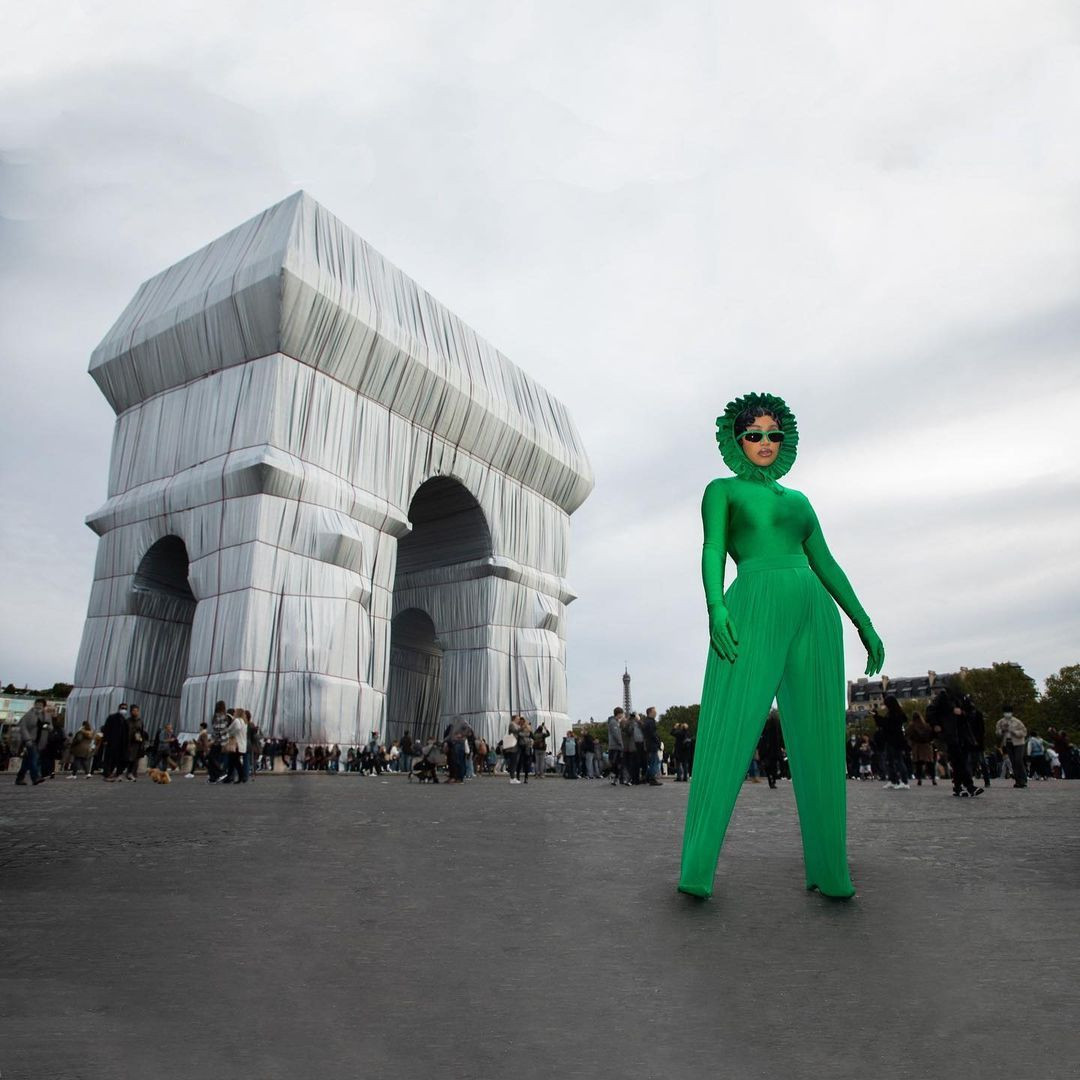 Doğum kilolarından kurtulan dünyaca ünlü şarkıcı Cardi B'nin kıyafet seçimi şaşırttı - Sayfa 7