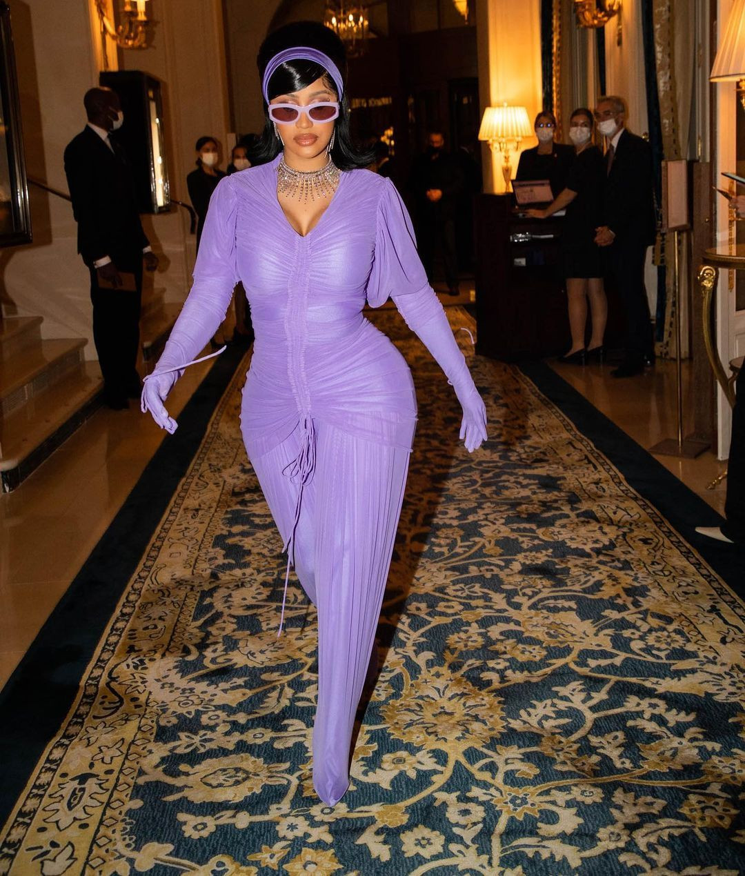 Doğum kilolarından kurtulan dünyaca ünlü şarkıcı Cardi B'nin kıyafet seçimi şaşırttı - Sayfa 13