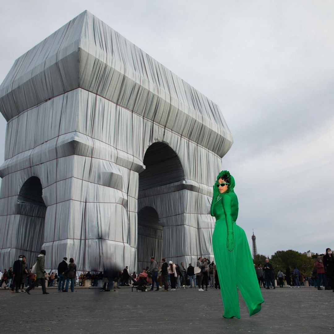 Doğum kilolarından kurtulan dünyaca ünlü şarkıcı Cardi B'nin kıyafet seçimi şaşırttı - Sayfa 9