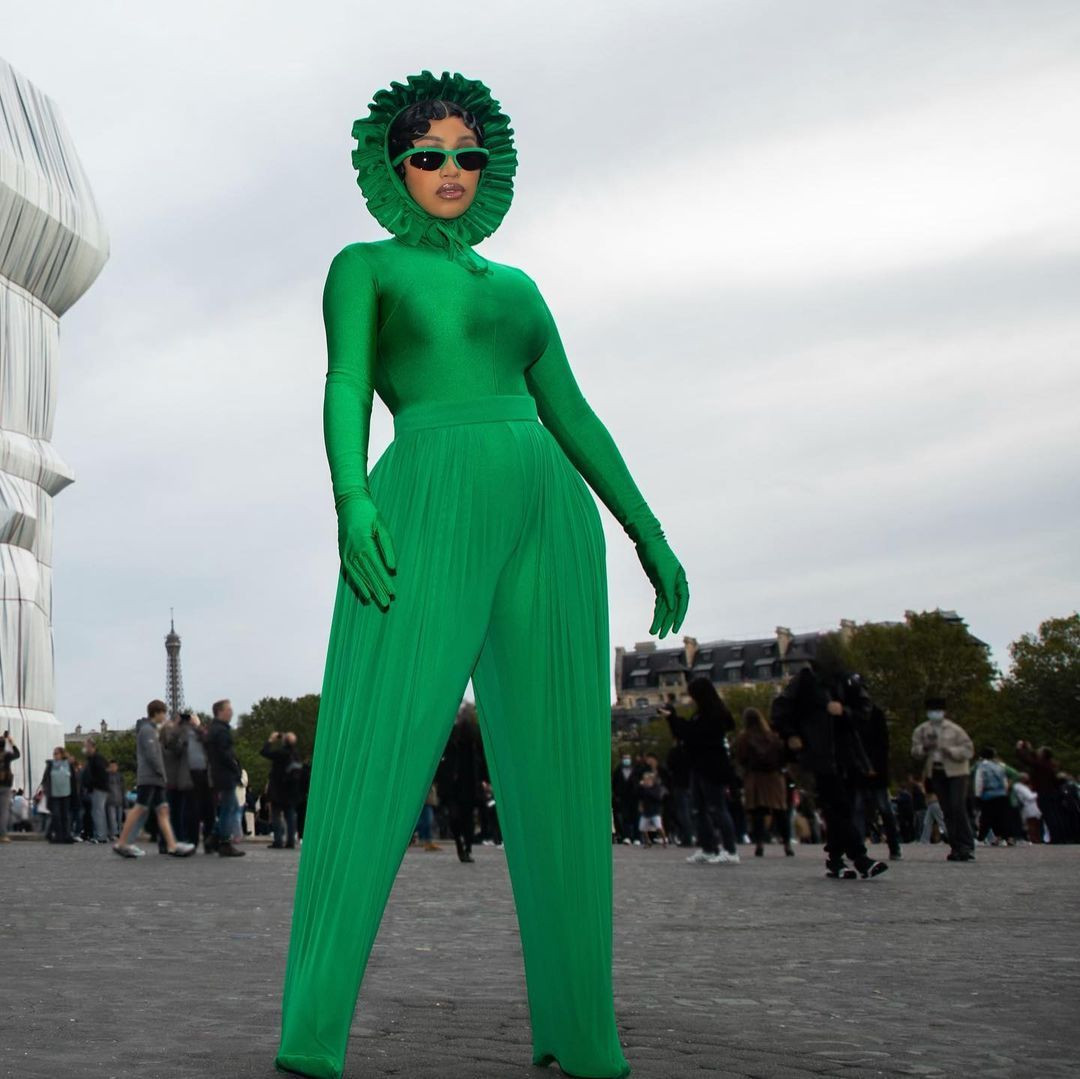 Doğum kilolarından kurtulan dünyaca ünlü şarkıcı Cardi B'nin kıyafet seçimi şaşırttı - Sayfa 11