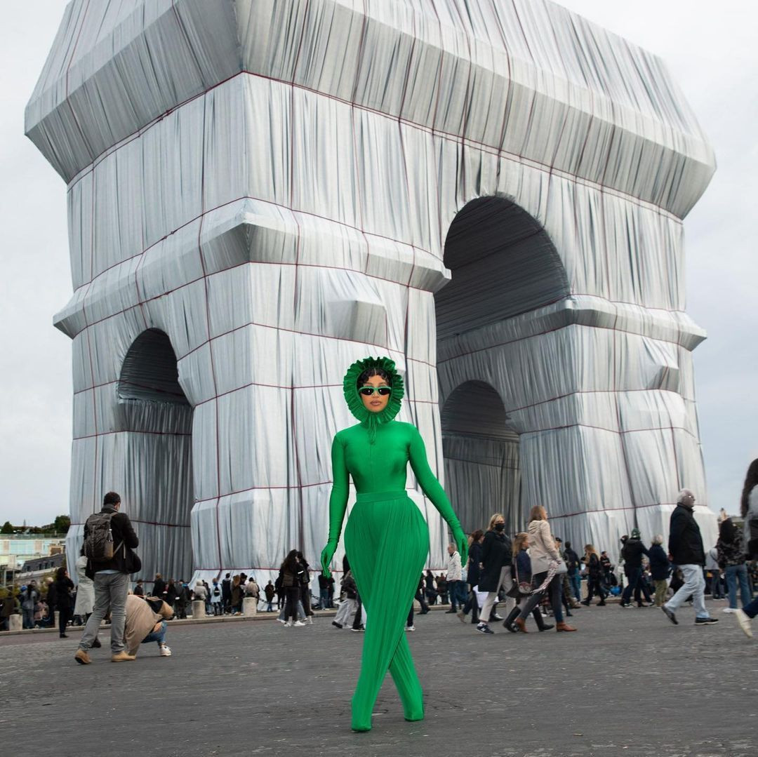 Doğum kilolarından kurtulan dünyaca ünlü şarkıcı Cardi B'nin kıyafet seçimi şaşırttı - Sayfa 12