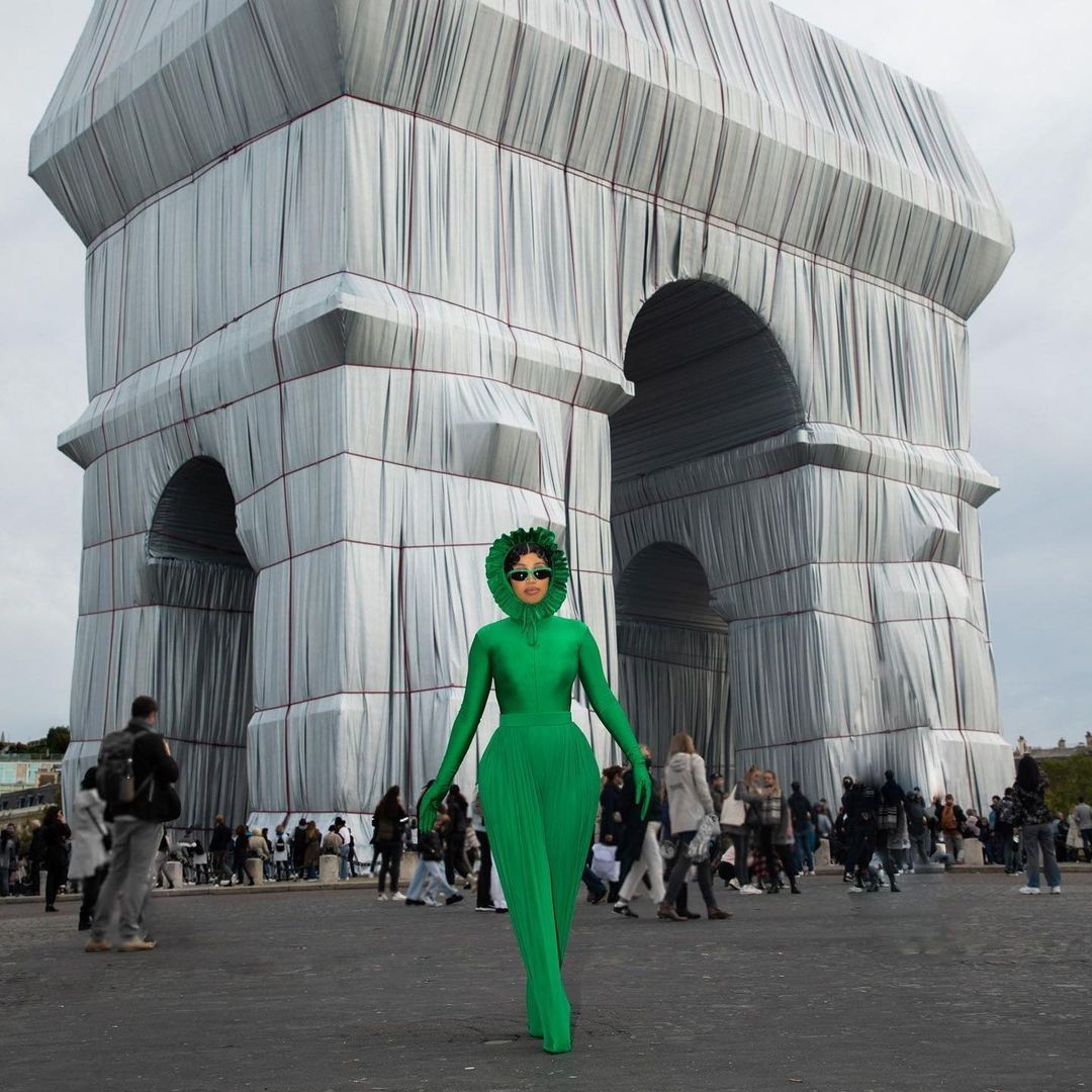 Doğum kilolarından kurtulan dünyaca ünlü şarkıcı Cardi B'nin kıyafet seçimi şaşırttı - Sayfa 14