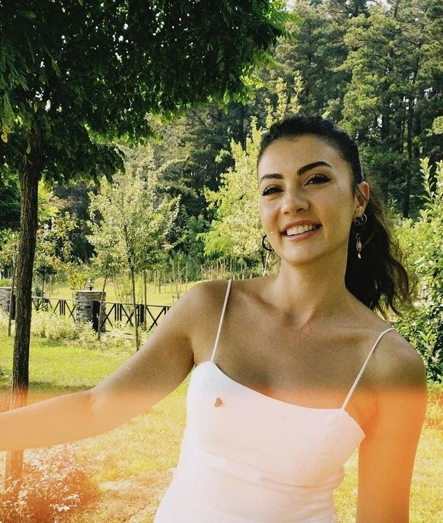 Burcu Özberk göğüs dekoltesi ile ağızları açık bıraktı! Takipçileri çılgına döndü! Oyuncu hakkında ilgiç iddia! - Sayfa 11