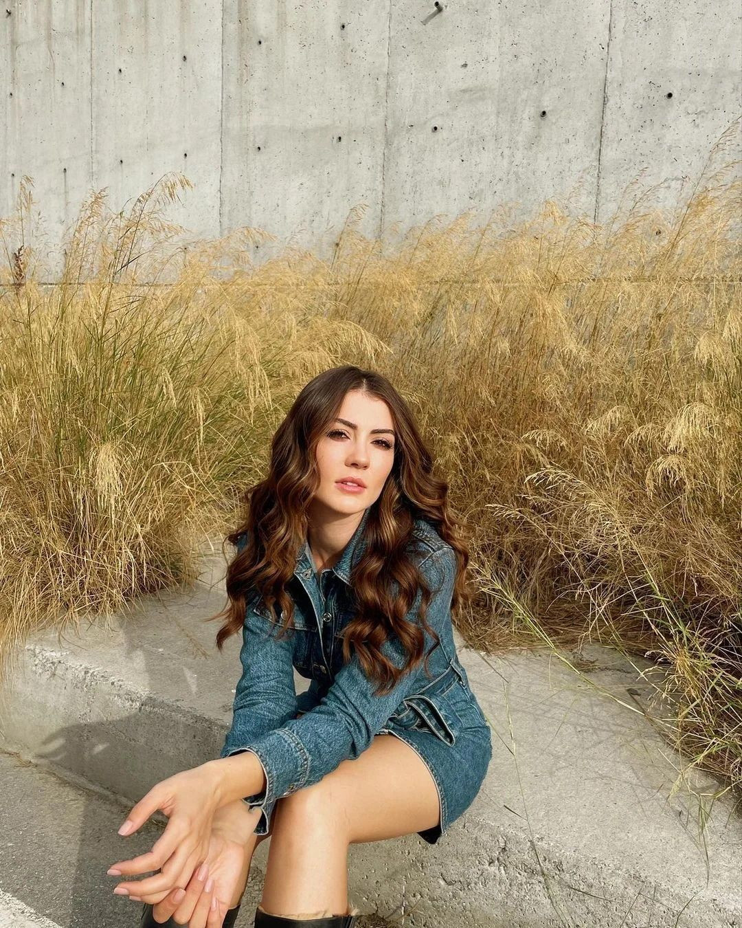 Burcu Özberk göğüs dekoltesi ile ağızları açık bıraktı! Takipçileri çılgına döndü! Oyuncu hakkında ilgiç iddia! - Sayfa 12