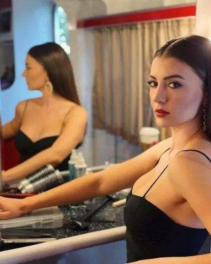 Burcu Özberk göğüs dekoltesi ile ağızları açık bıraktı! Takipçileri çılgına döndü! Oyuncu hakkında ilgiç iddia! - Sayfa 14