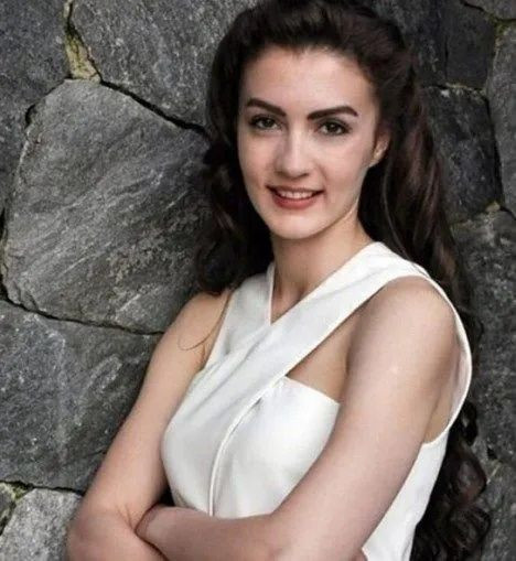 Burcu Özberk göğüs dekoltesi ile ağızları açık bıraktı! Takipçileri çılgına döndü! Oyuncu hakkında ilgiç iddia! - Sayfa 16