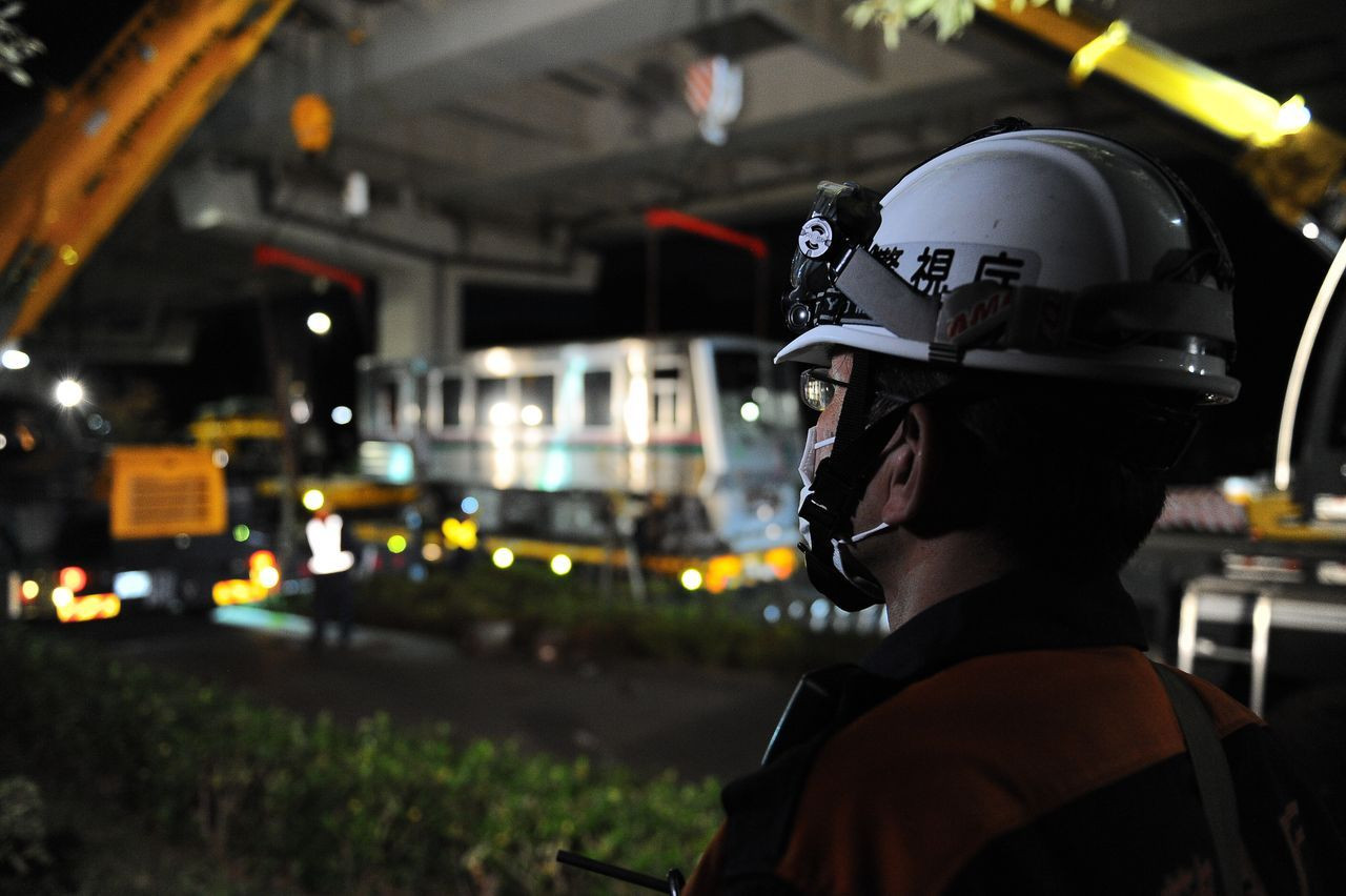 5.9'luk deprem treni raydan çıkardı - Sayfa 17