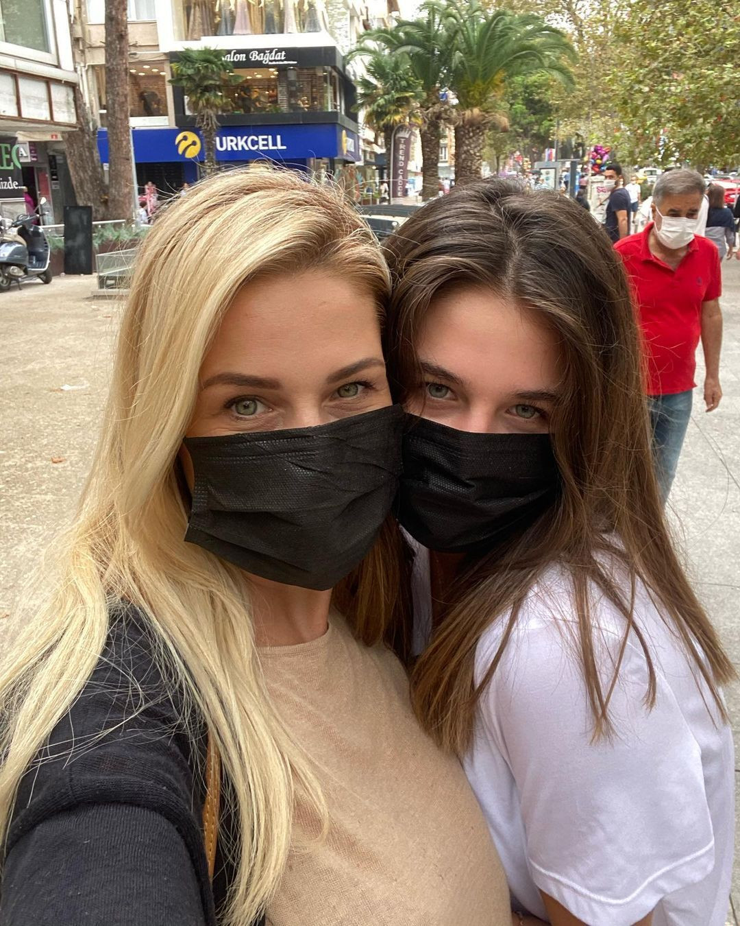 Emine Ün ile Emre Kınay'ın kızları Duru Kınay güzelliğiyle büyüledi! Annesini bile gölgede bıraktı - Sayfa 20