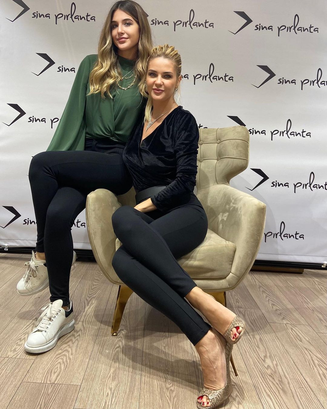 Emine Ün ile Emre Kınay'ın kızları Duru Kınay güzelliğiyle büyüledi! Annesini bile gölgede bıraktı - Sayfa 25