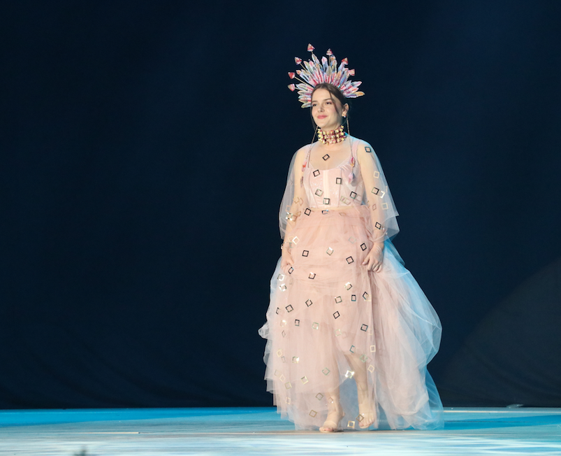 Denizli Cam Bienali'nde sanatçılar camdan işlemeli elbiseler giydi - Sayfa 19