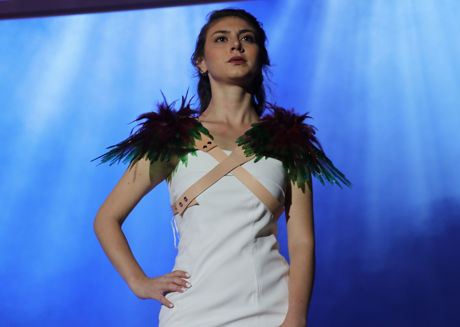 Denizli Cam Bienali'nde sanatçılar camdan işlemeli elbiseler giydi - Sayfa 9