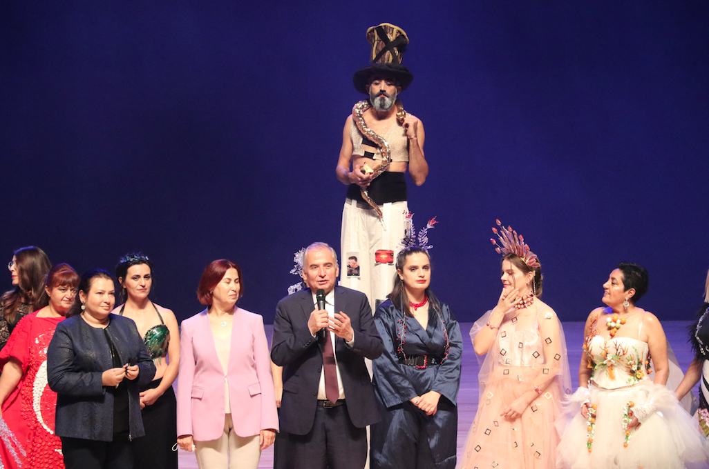 Denizli Cam Bienali'nde sanatçılar camdan işlemeli elbiseler giydi - Sayfa 27