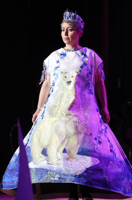 Denizli Cam Bienali'nde sanatçılar camdan işlemeli elbiseler giydi - Sayfa 22