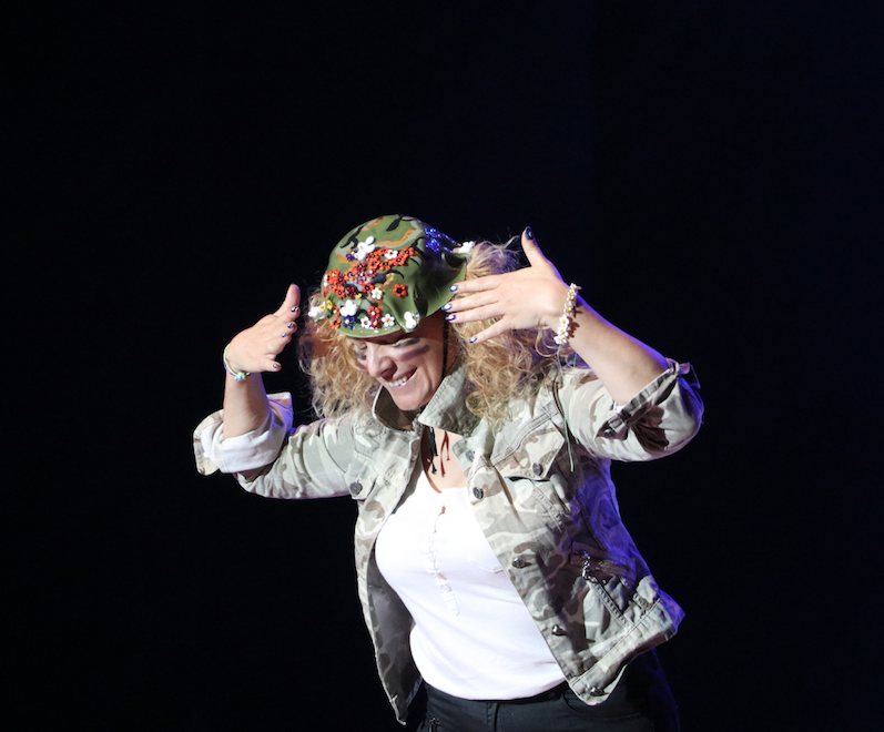 Denizli Cam Bienali'nde sanatçılar camdan işlemeli elbiseler giydi - Sayfa 23