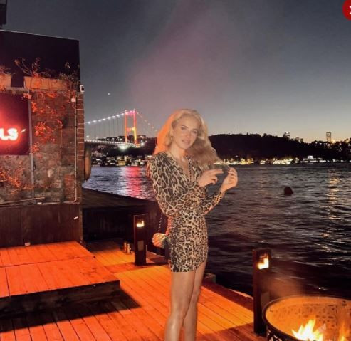 Burcu Esmersoy mini elbiseyi üzerine oturtamadı! Leopar desenli elbisesi iddialı pozlara dayanamadı! - Sayfa 9