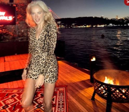 Burcu Esmersoy mini elbiseyi üzerine oturtamadı! Leopar desenli elbisesi iddialı pozlara dayanamadı! - Sayfa 10