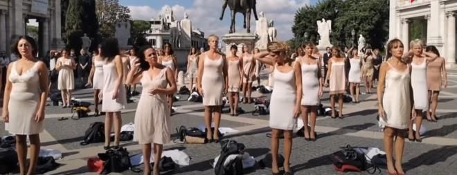 Hosteslerden dikkat çeken protesto! Meydanda soyundular... - Sayfa 5