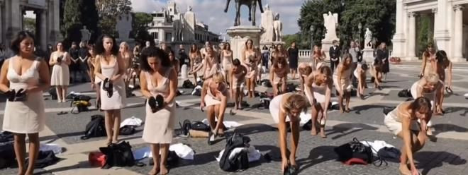 Hosteslerden dikkat çeken protesto! Meydanda soyundular... - Sayfa 6