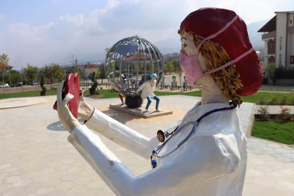 CHP, Sağlık Parkı'nı 'korkunç' heykellerle doldurdu! Çocuklarınızı götürürken bir kez daha düşünün.. - Sayfa 8