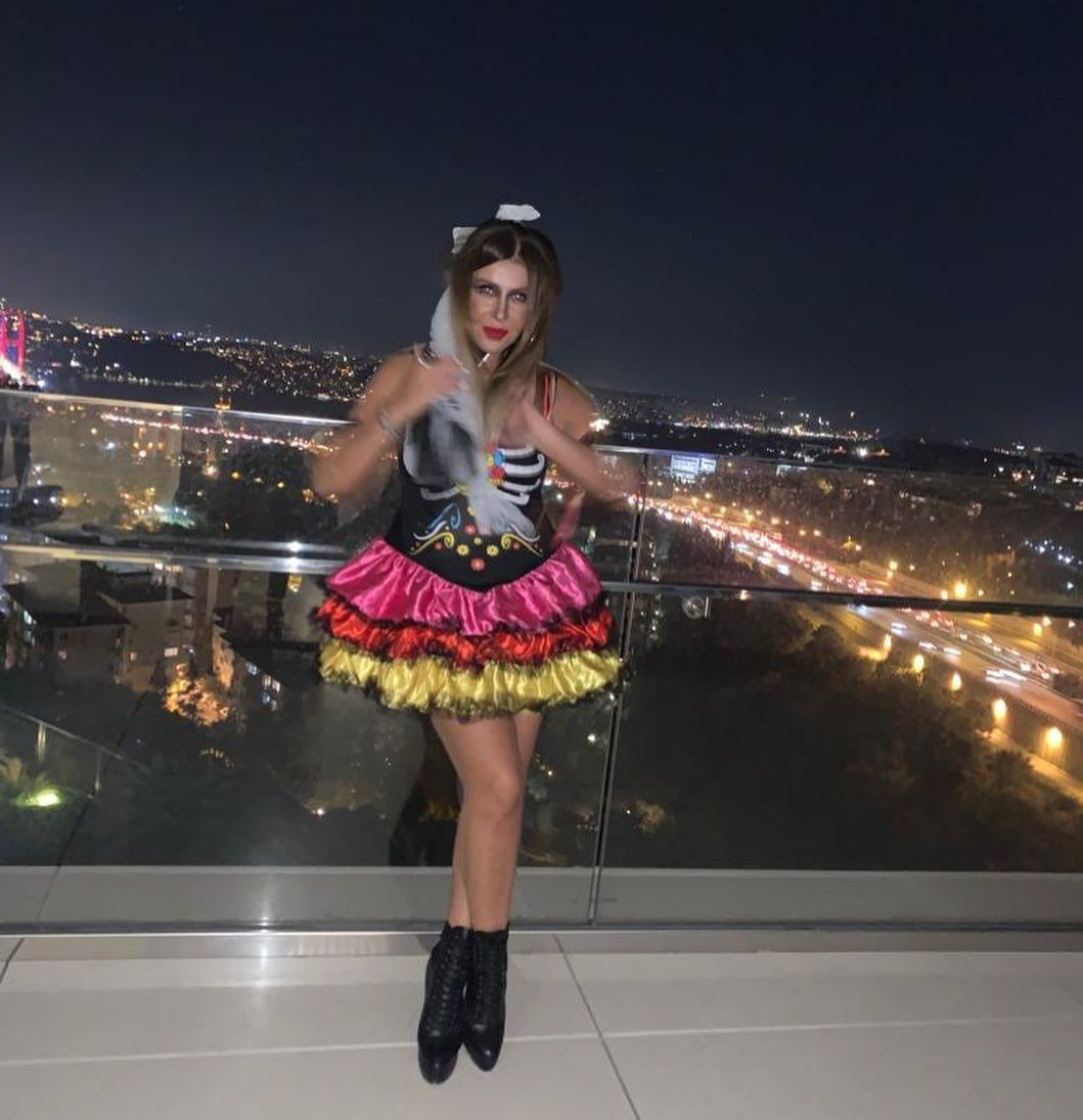 Acun Ilıcalı'nın eski eşi Zeynep Yılmaz Cadılar Bayramı'nı kutladı! Gecede giydiği kostüm büyük beğeni topladı - Sayfa 13