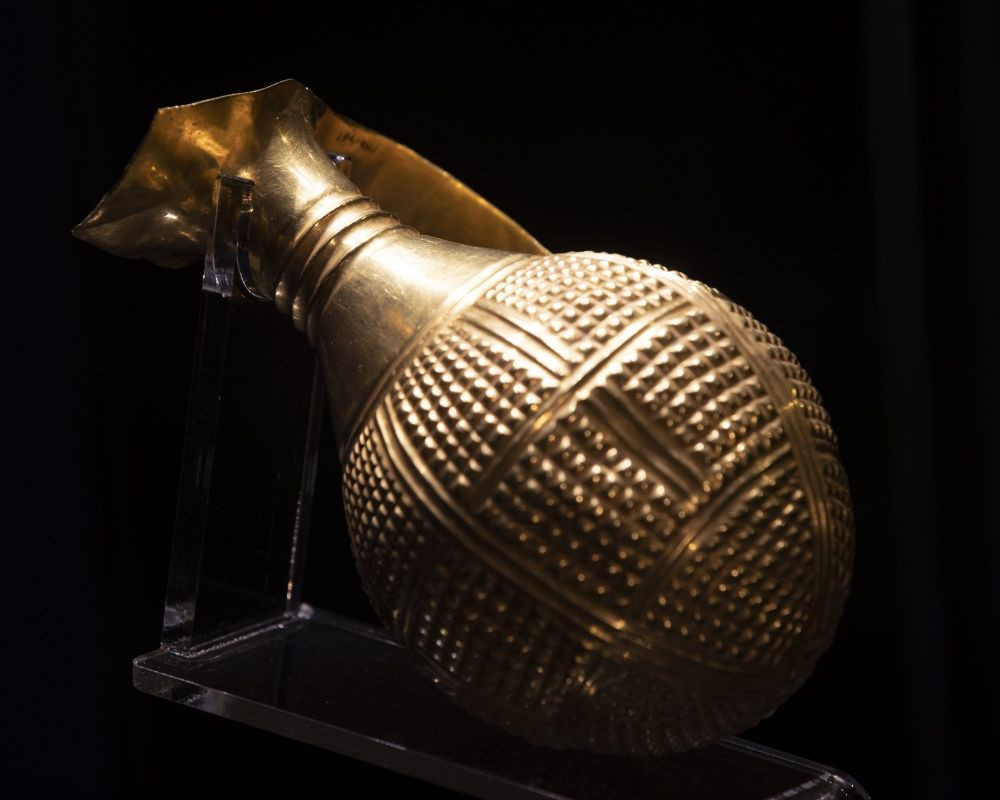 Hatti uygarlığı dönemine ait, yaklaşık 4 bin 250 yıllık altın gaga ağızlı testi Türkiye'ye iade edildi - Sayfa 5