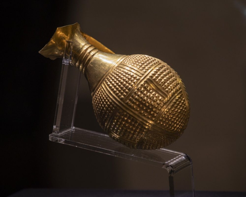 Hatti uygarlığı dönemine ait, yaklaşık 4 bin 250 yıllık altın gaga ağızlı testi Türkiye'ye iade edildi - Sayfa 7