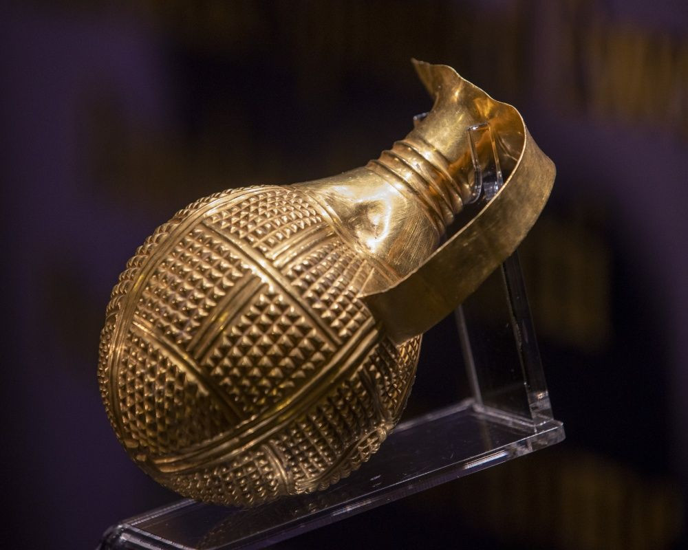 Hatti uygarlığı dönemine ait, yaklaşık 4 bin 250 yıllık altın gaga ağızlı testi Türkiye'ye iade edildi - Sayfa 8